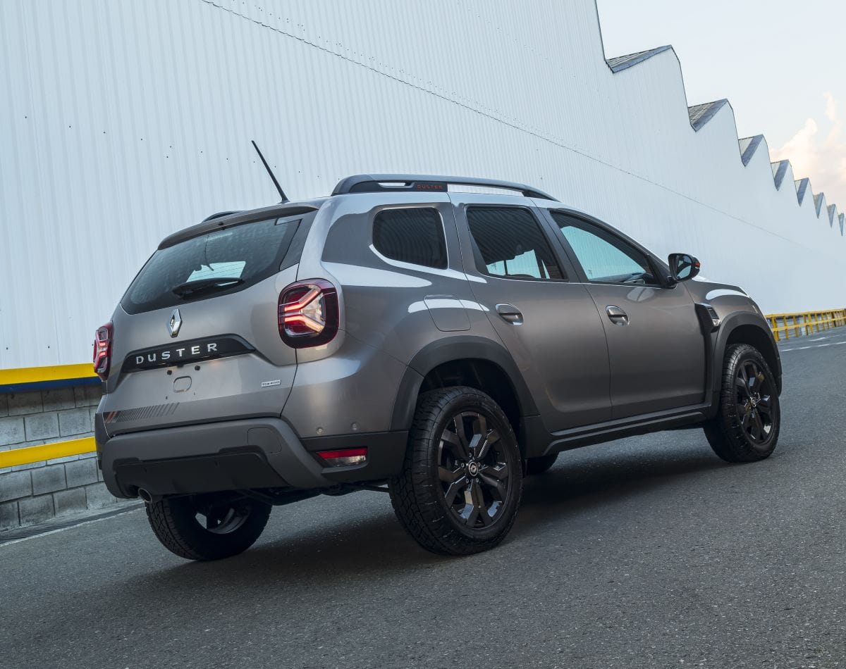 RENAULT RENOVÓ SU MODELO ICONO: ES MÁS SEGURO Y CON UN ESTILO MÁS OFF ROAD V12MAGAZINE Renault sigue escribiendo la historia del SUV líder de su segmento, único con tracción 4x4. Llega en cuatro versiones. V12MAGAZINE