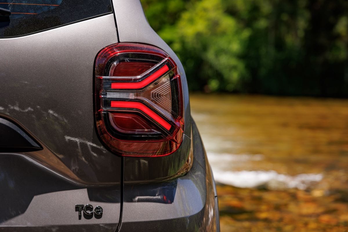 RENAULT RENOVÓ SU MODELO ICONO: ES MÁS SEGURO Y CON UN ESTILO MÁS OFF ROAD V12MAGAZINE Renault sigue escribiendo la historia del SUV líder de su segmento, único con tracción 4x4. Llega en cuatro versiones. V12MAGAZINE