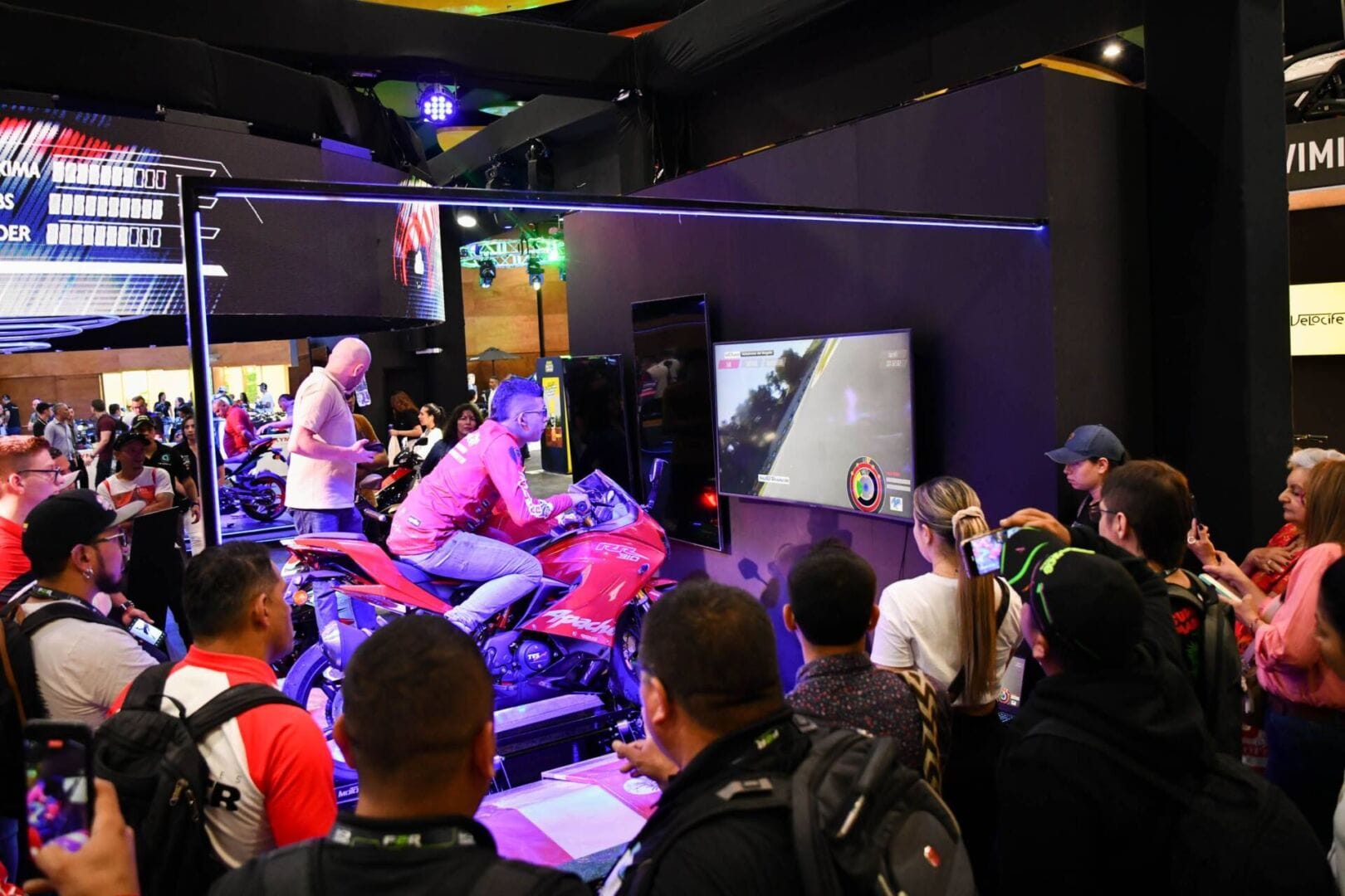 LA ADREANLINA SE APODERA DE LA FERIA DE LAS 2 RUEDAS 2024. AQUÍ ESTÁ TODO LO QUE NECESITA SABER PARA VIVIRLA AL MÁXIMO V12MAGAZINE Prepárate para sentir la adrenalina en la Feria de las 2 Ruedas, la cita anual que reúne a los seguidores en Plaza Mayor - Medellín, del 2 al 5 de mayo. V12MAGAZINE