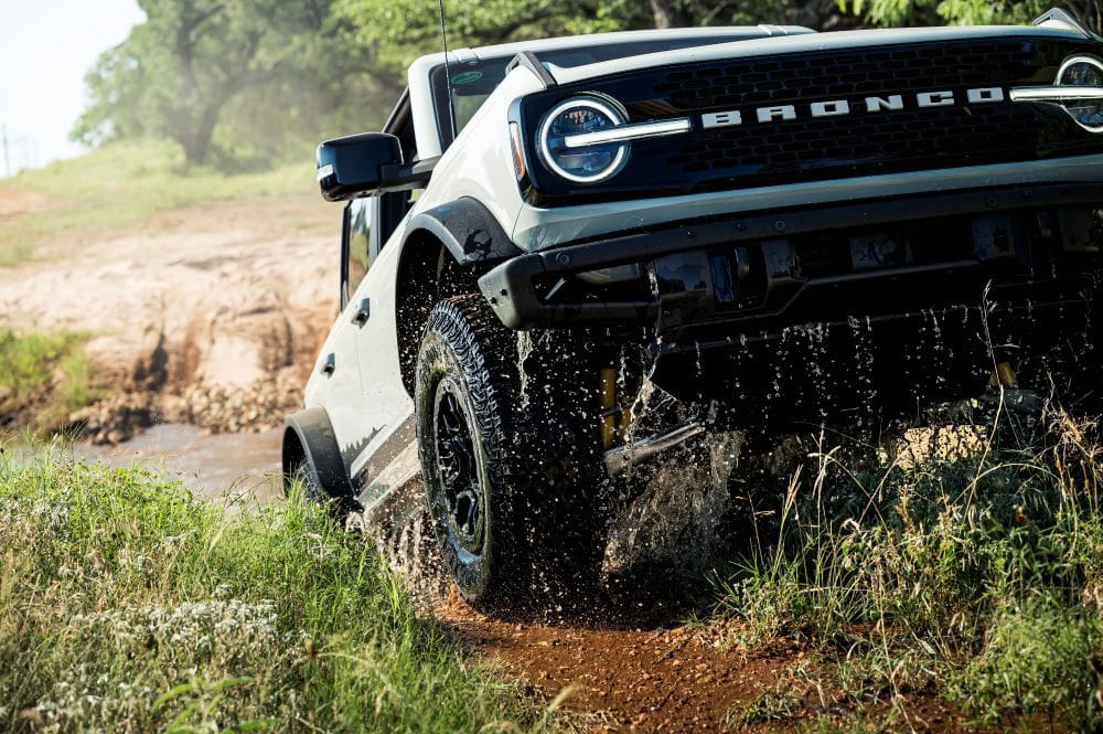 REVUELO ENTRE LOS AMANTES DEL OFF ROAD, SE ANUNCIA LA PREVENTA DE LA FORD BRONCO WILDTRAK EN COLOMBIA V12MAGAZINE La nueva Ford Bronco Wildtrak llega al país equipada con el paquete off-road Sasquatch, un hardware que se combina con un sofisticado sistema de tracción. V12MAGAZINE