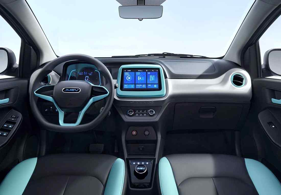 JMEV2 ES EL AUTO ELÉCTRICO MÁS ECONÓMICO QUE PUEDEN ACCEDER LAS FAMILIAS COLOMBIANAS. SU PRECIO DESTROZA EL MERCADO V12MAGAZINE JMEV rompe el paradigma de acceso a la tecnología eléctrica en Colombia, con el lanzamiento de su modelo JMEV2, el más económico del mercado. V12MAGAZINE