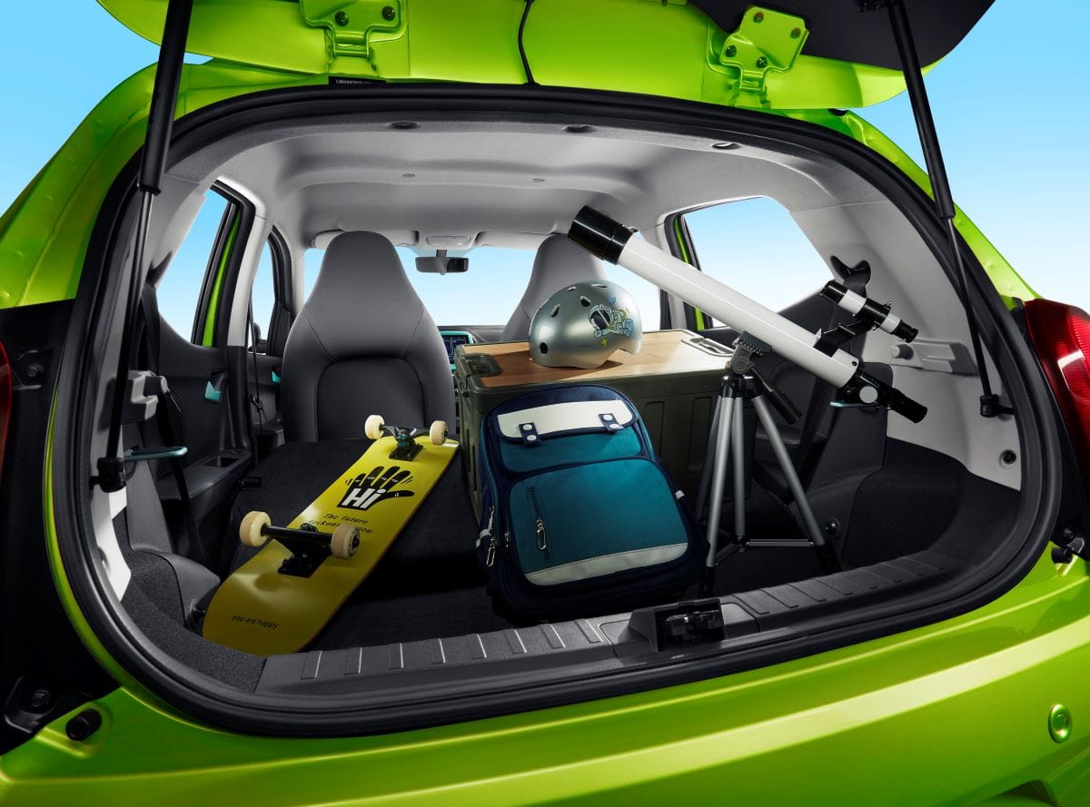 JMEV2 ES EL AUTO ELÉCTRICO MÁS ECONÓMICO QUE PUEDEN ACCEDER LAS FAMILIAS COLOMBIANAS. SU PRECIO DESTROZA EL MERCADO V12MAGAZINE JMEV rompe el paradigma de acceso a la tecnología eléctrica en Colombia, con el lanzamiento de su modelo JMEV2, el más económico del mercado. V12MAGAZINE