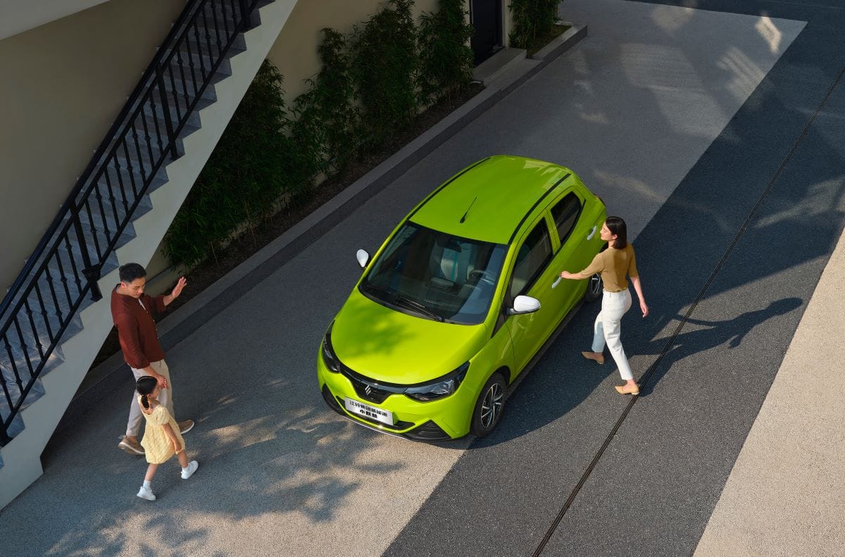 JMEV2 ES EL AUTO ELÉCTRICO MÁS ECONÓMICO QUE PUEDEN ACCEDER LAS FAMILIAS COLOMBIANAS. SU PRECIO DESTROZA EL MERCADO V12MAGAZINE JMEV rompe el paradigma de acceso a la tecnología eléctrica en Colombia, con el lanzamiento de su modelo JMEV2, el más económico del mercado. V12MAGAZINE