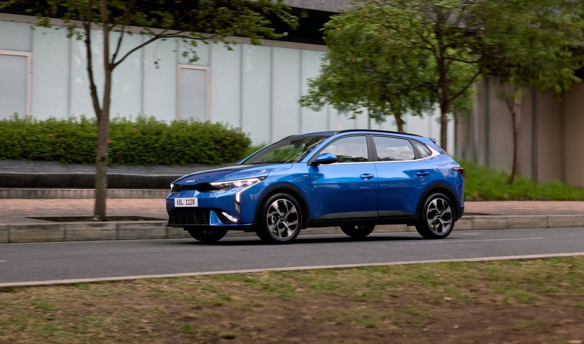KIA LANZÓ UN CROSSOVER CON CARA DE SUV, DE DISEÑO AGRESIVO, TECNOLOGÍA AVANZADA Y MUCHA SEGURIDAD V12MAGAZINE Este crossover de kia llega en tres versiones: Vibrant, Zenith y GT Line, cuentan con un motor de 121 caballos de potencia. V12MAGAZINE