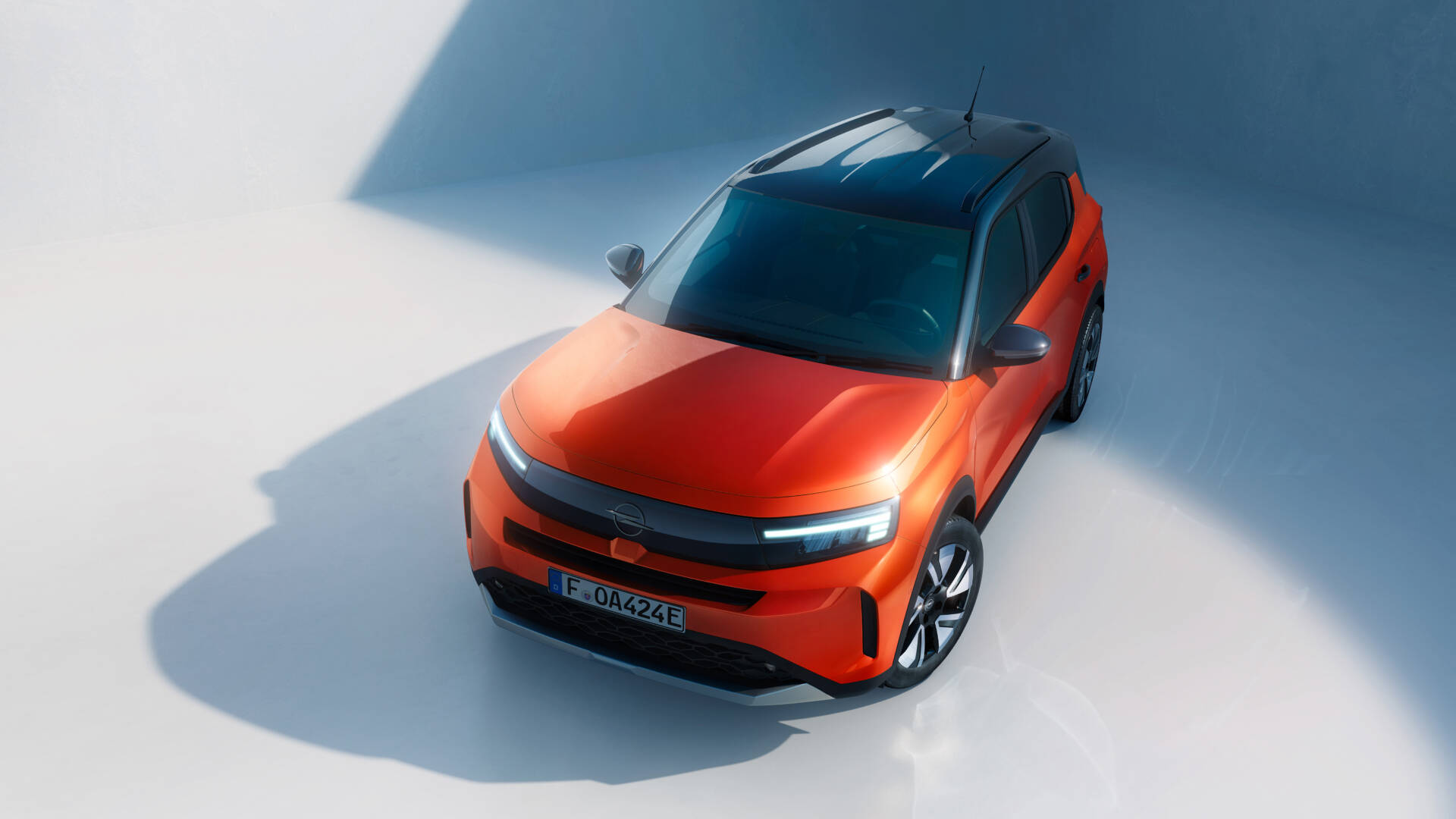El Opel frontera también llega con motor eléctrico de batería o eficiente propulsión híbrida de 48 voltios. Su producción empieza a finales de 2024. V12MAGAZINE