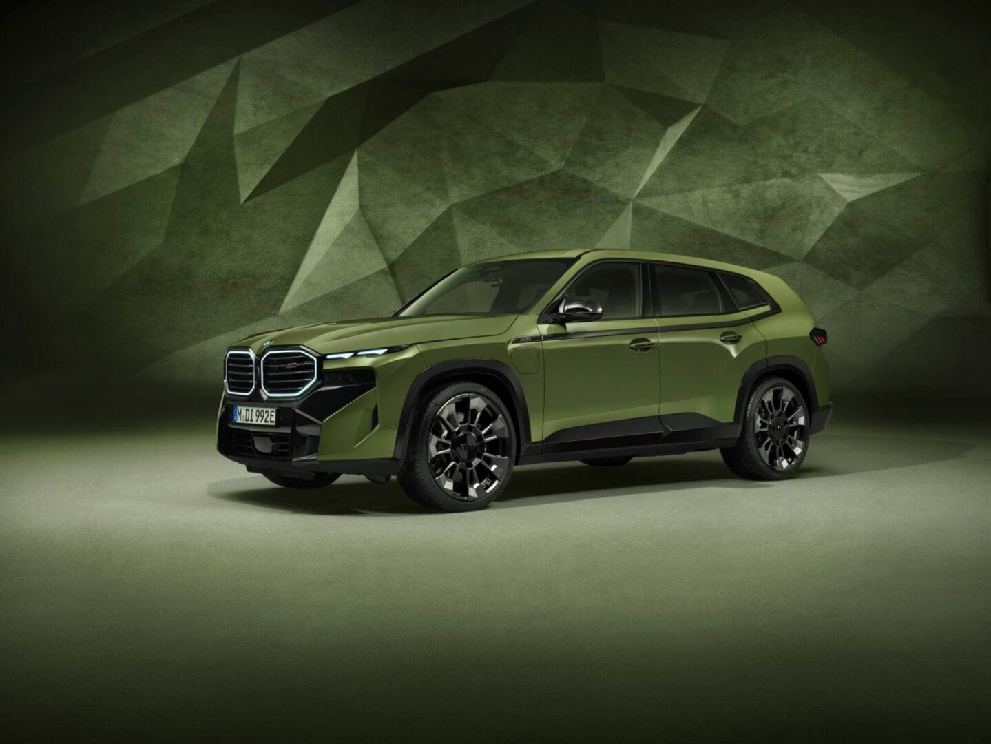 BMW GROUP ALCANZA EL HITO DE UN MILLÓN DE VEHÍCULOS TOTALMENTE ELÉCTRICOS V12MAGAZINE BMW Group vende 594,671 unidades en el primer trimestre y los vehículos totalmente eléctricos y de alta gama impulsan el crecimiento. V12MAGAZINE
