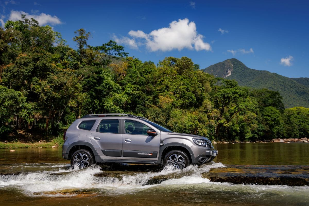 RENAULT RENOVÓ SU MODELO ICONO: ES MÁS SEGURO Y CON UN ESTILO MÁS OFF ROAD V12MAGAZINE Renault sigue escribiendo la historia del SUV líder de su segmento, único con tracción 4x4. Llega en cuatro versiones. V12MAGAZINE