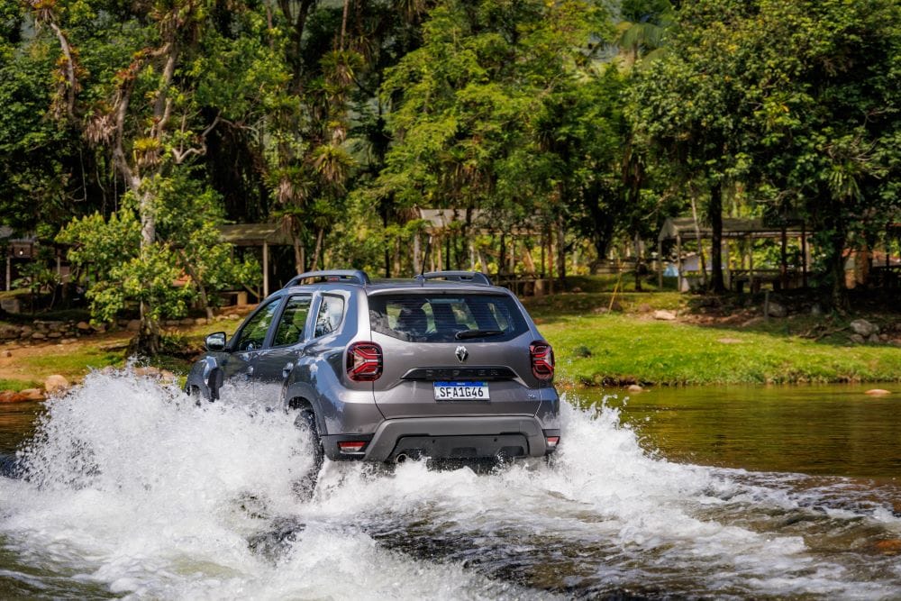 RENAULT RENOVÓ SU MODELO ICONO: ES MÁS SEGURO Y CON UN ESTILO MÁS OFF ROAD V12MAGAZINE Renault sigue escribiendo la historia del SUV líder de su segmento, único con tracción 4x4. Llega en cuatro versiones. V12MAGAZINE