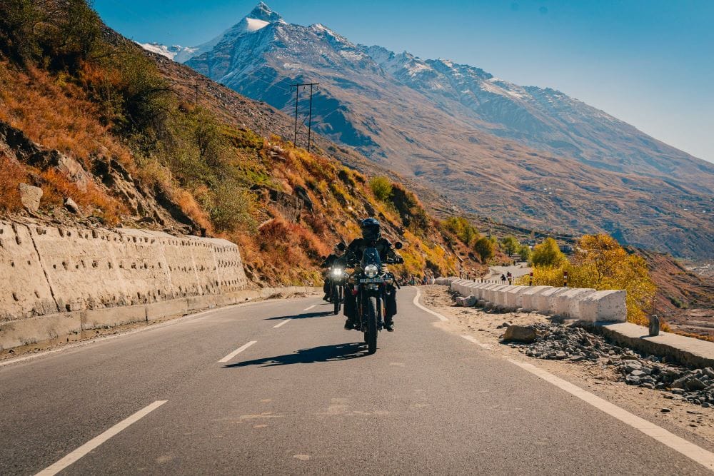 ROYAL ENFIELD: DESCUBRE EL MUNDO EN DOS RUEDAS MEDIANTE EL ALQUILER DE MOTOS Y TOURS GLOBALES V12MAGAZINE Royal Enfield Rentals and Tours, la forma más rápida y sencilla de experimentar el mundo en motocicleta para quien busca una aventura. V12MAGAZINE