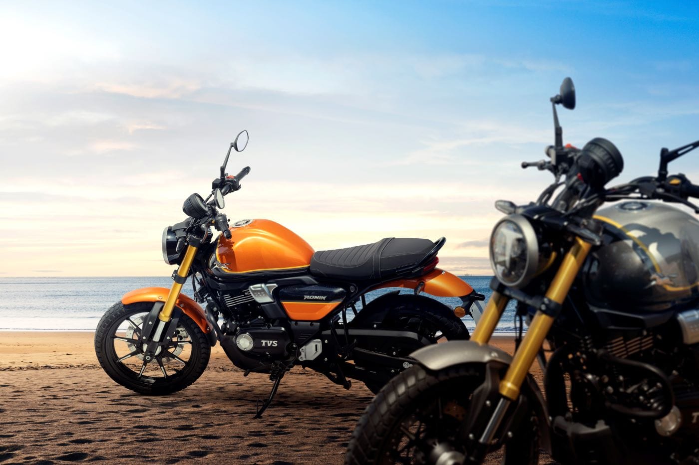 TVS RONIN QUIERE REVOLUCIONAR EL MERCADO CON SU ESTILO NEO-RETRO V12MAGAZINE Auteco presentó la TVS Ronin, una moto que combina la nostalgia del pasado con la innovación del presente. Pero ¿qué hace que esta máquina sea tan especial? V12MAGAZINE