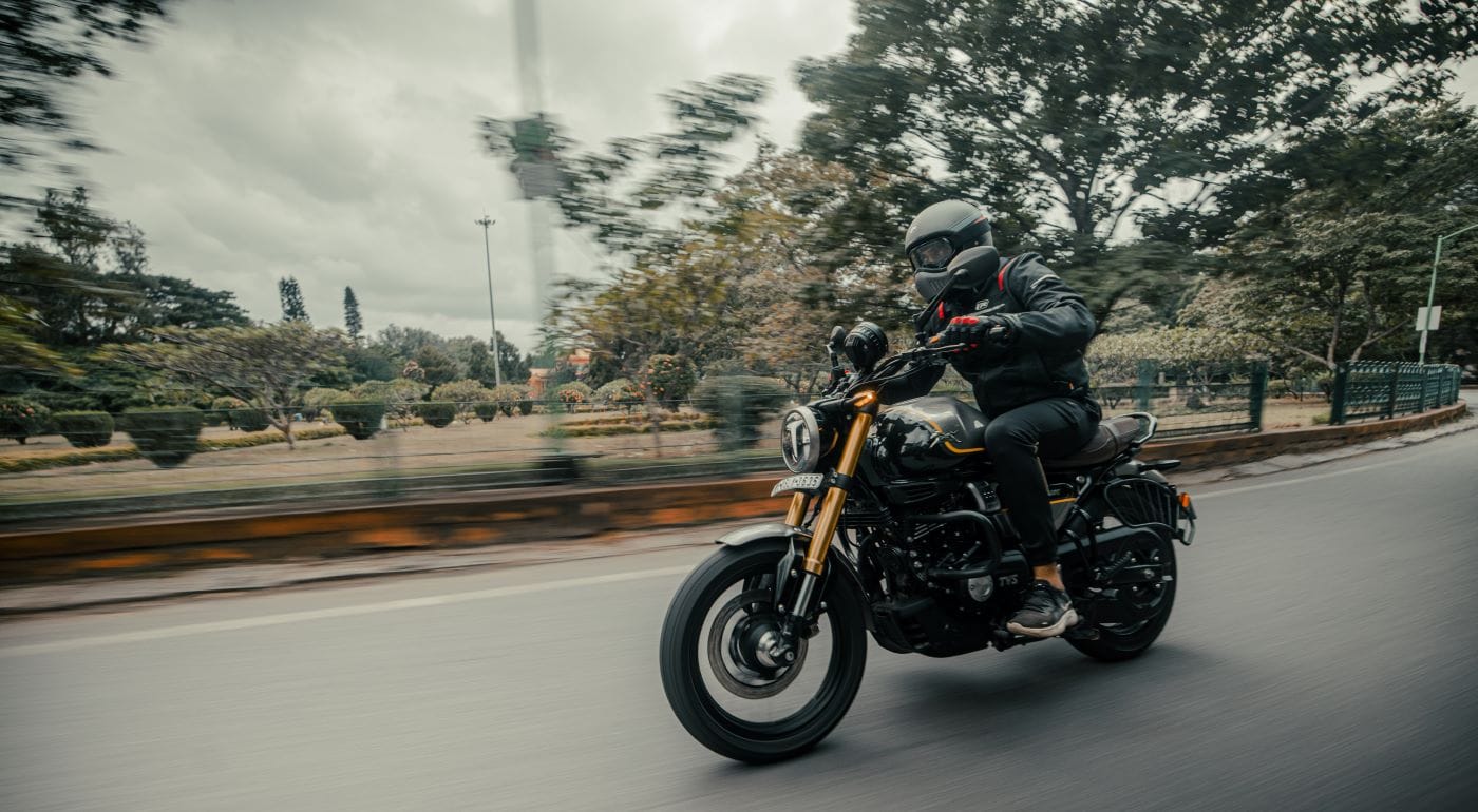 TVS RONIN QUIERE REVOLUCIONAR EL MERCADO CON SU ESTILO NEO-RETRO V12MAGAZINE Auteco presentó la TVS Ronin, una moto que combina la nostalgia del pasado con la innovación del presente. Pero ¿qué hace que esta máquina sea tan especial? V12MAGAZINE