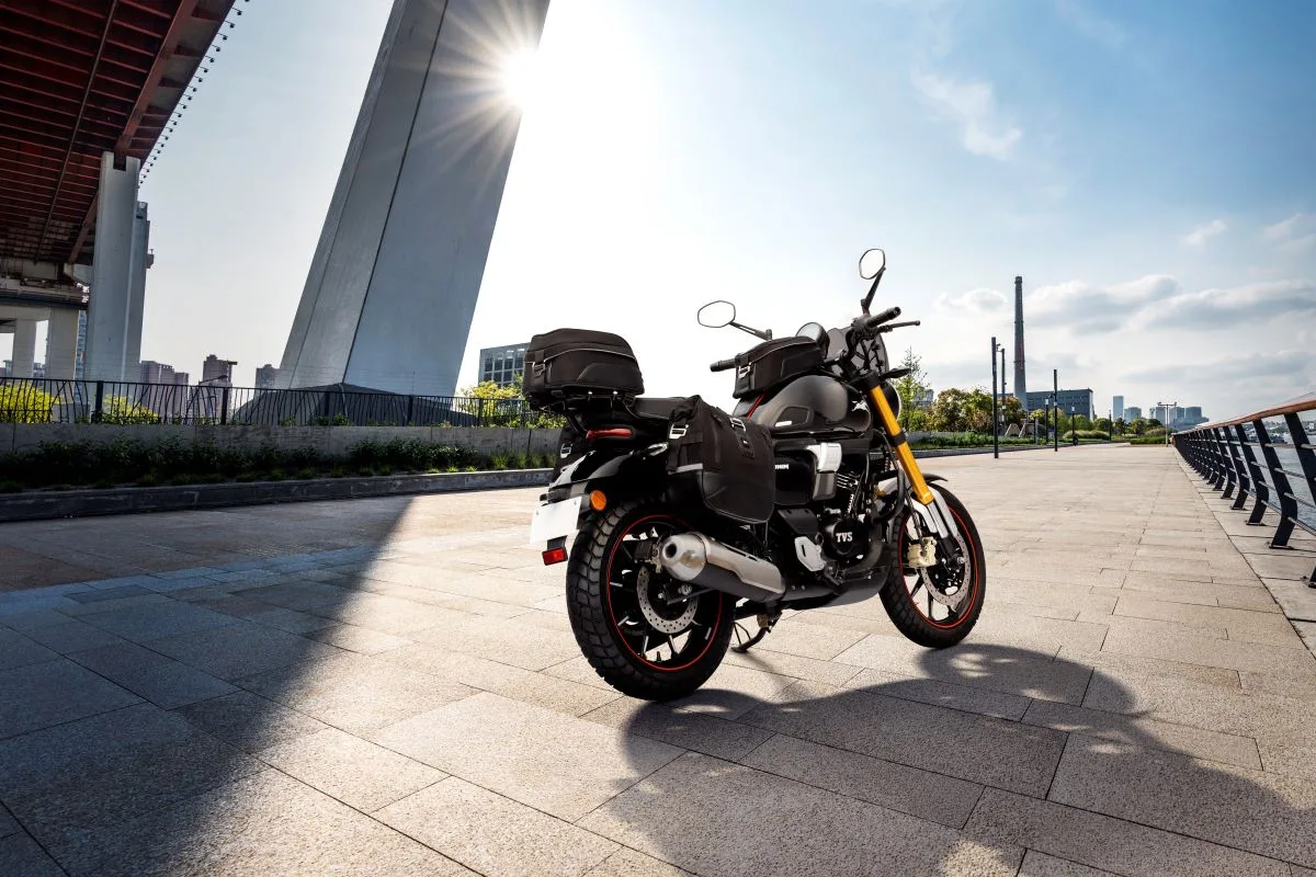 TVS RONIN QUIERE REVOLUCIONAR EL MERCADO CON SU ESTILO NEO-RETRO V12MAGAZINE Auteco presentó la TVS Ronin, una moto que combina la nostalgia del pasado con la innovación del presente. Pero ¿qué hace que esta máquina sea tan especial? V12MAGAZINE