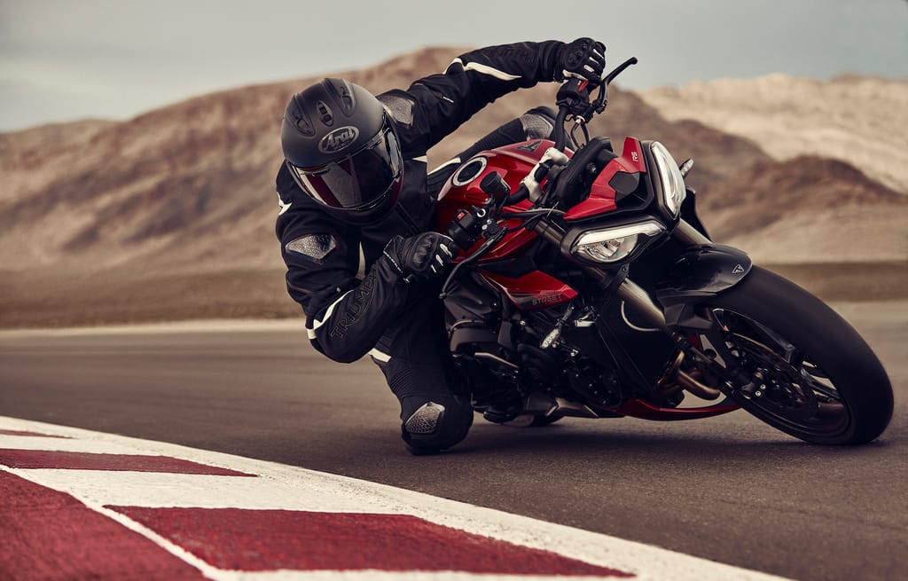 TRIUMPH STREET TRIPLE RS: LA EMOCIÓN EN DOS RUEDAS V12MAGAZINE La Triumph Street Triple RS se adueña del asfalto con su potencia, agilidad y estilo. La probamos a la altura de Bogotá, y nuestras impresiones son contundentes. V12MAGAZINE