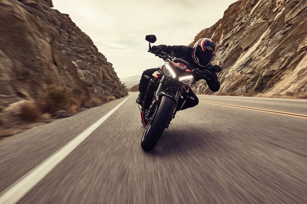 TRIUMPH STREET TRIPLE RS: LA EMOCIÓN EN DOS RUEDAS V12MAGAZINE La Triumph Street Triple RS se adueña del asfalto con su potencia, agilidad y estilo. La probamos a la altura de Bogotá, y nuestras impresiones son contundentes. V12MAGAZINE
