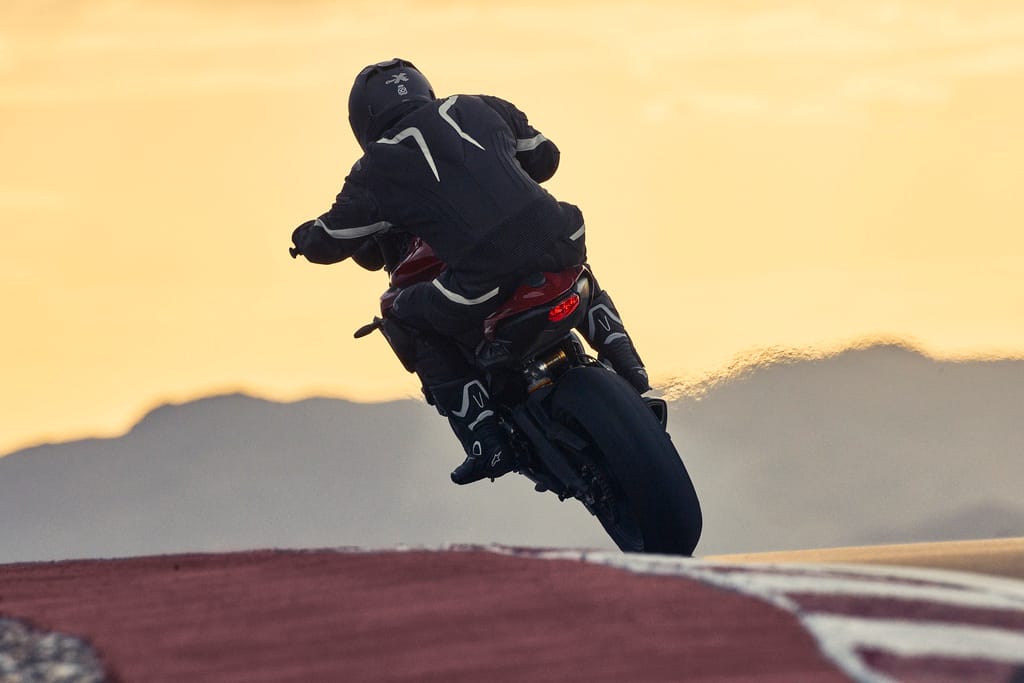TRIUMPH STREET TRIPLE RS: LA EMOCIÓN EN DOS RUEDAS V12MAGAZINE La Triumph Street Triple RS se adueña del asfalto con su potencia, agilidad y estilo. La probamos a la altura de Bogotá, y nuestras impresiones son contundentes. V12MAGAZINE
