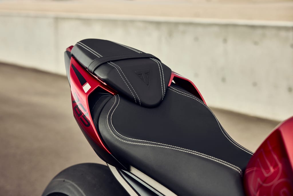 TRIUMPH STREET TRIPLE RS: LA EMOCIÓN EN DOS RUEDAS V12MAGAZINE La Triumph Street Triple RS se adueña del asfalto con su potencia, agilidad y estilo. La probamos a la altura de Bogotá, y nuestras impresiones son contundentes. V12MAGAZINE