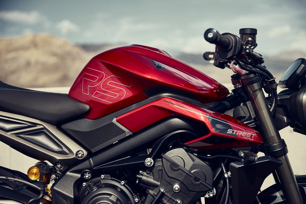 TRIUMPH STREET TRIPLE RS: LA EMOCIÓN EN DOS RUEDAS V12MAGAZINE La Triumph Street Triple RS se adueña del asfalto con su potencia, agilidad y estilo. La probamos a la altura de Bogotá, y nuestras impresiones son contundentes. V12MAGAZINE