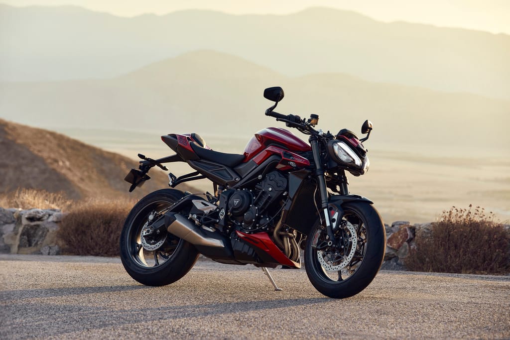 TRIUMPH STREET TRIPLE RS: LA EMOCIÓN EN DOS RUEDAS V12MAGAZINE La Triumph Street Triple RS se adueña del asfalto con su potencia, agilidad y estilo. La probamos a la altura de Bogotá, y nuestras impresiones son contundentes. V12MAGAZINE