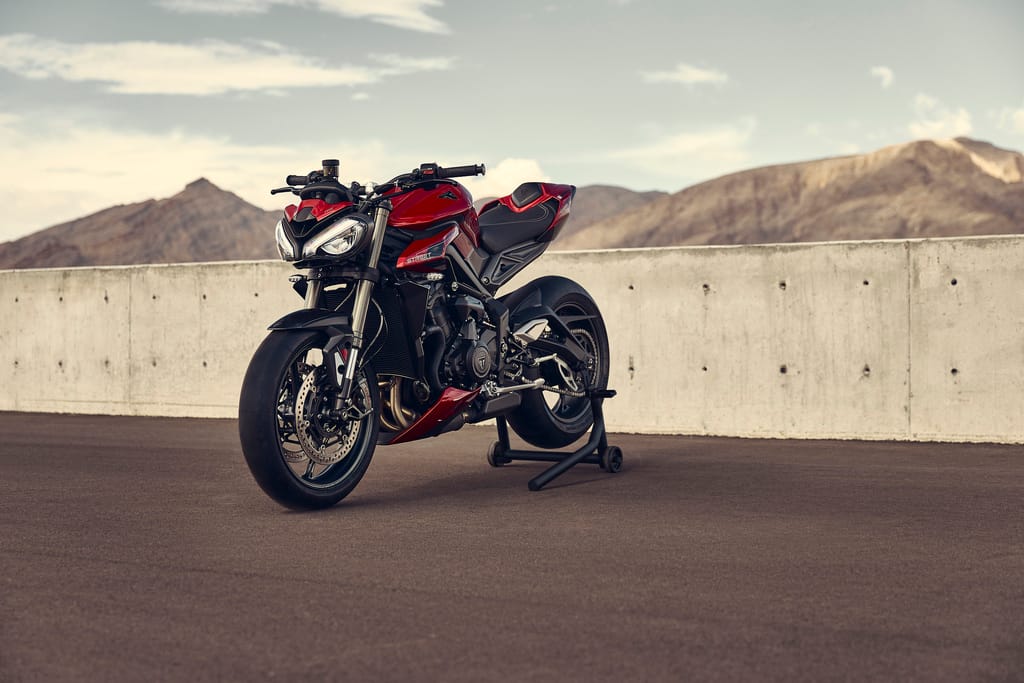 TRIUMPH STREET TRIPLE RS: LA EMOCIÓN EN DOS RUEDAS V12MAGAZINE La Triumph Street Triple RS se adueña del asfalto con su potencia, agilidad y estilo. La probamos a la altura de Bogotá, y nuestras impresiones son contundentes. V12MAGAZINE