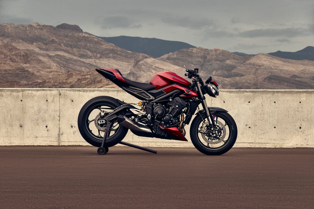 TRIUMPH STREET TRIPLE RS: LA EMOCIÓN EN DOS RUEDAS V12MAGAZINE La Triumph Street Triple RS se adueña del asfalto con su potencia, agilidad y estilo. La probamos a la altura de Bogotá, y nuestras impresiones son contundentes. V12MAGAZINE