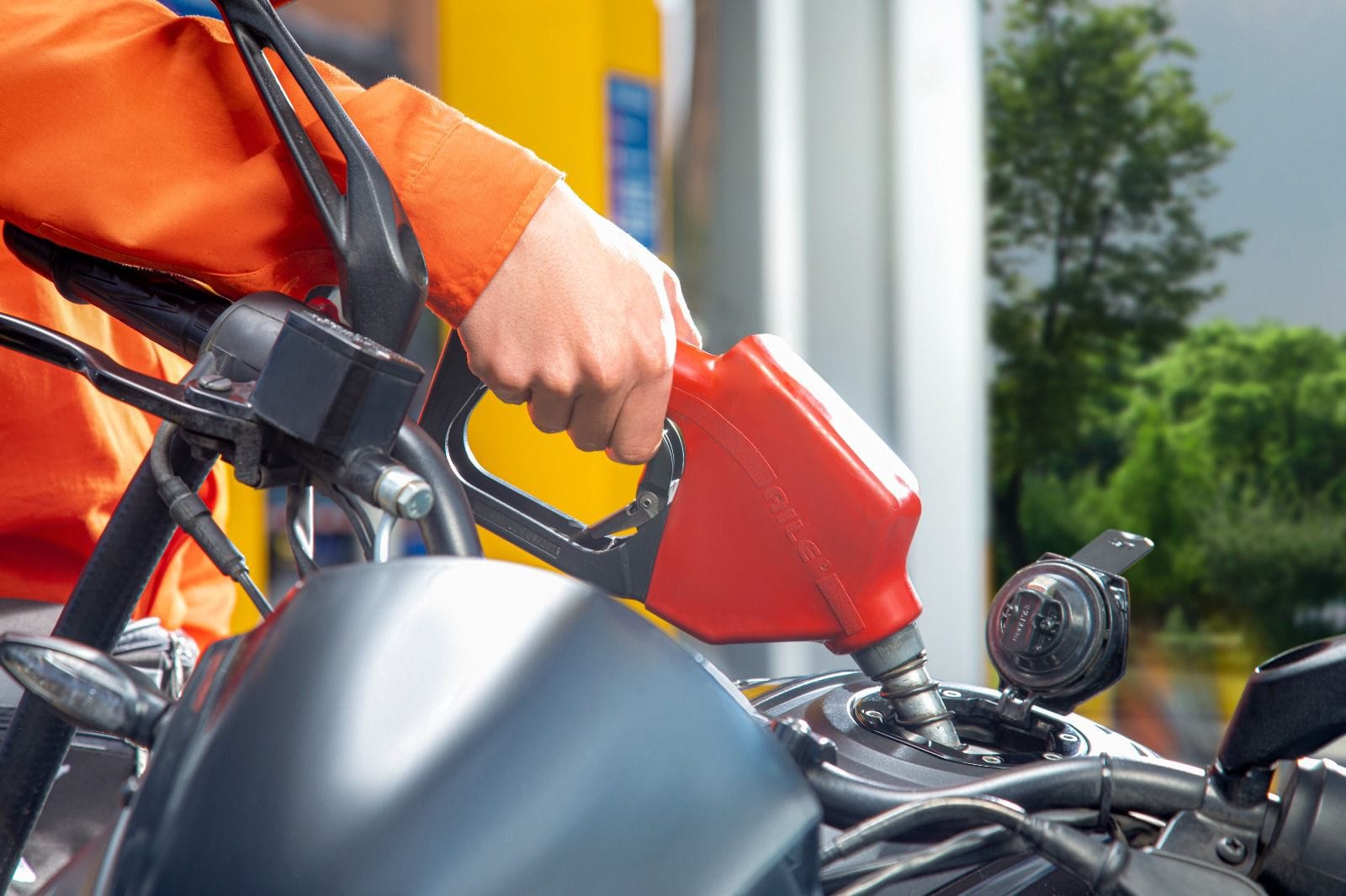 LOS HÉROES DEL SERVICIO: 100.000 VENDEDORES MOVILIZAN A COLOMBIA V12MAGAZINE En las carreteras y estaciones de combustible de Colombia, un ejército de cerca de 100.000, se convierten en Héroes del servicio. V12MAGAZINE