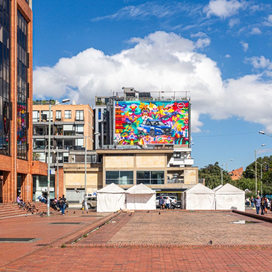 NISSAN KICKS: INSPIRACIÓN PARA EL ARTE URBANO COLOMBIANO V12MAGAZINE Nissan Kicks es protagonista de un gigantesco mural artístico e interactivo ubicado en uno de los sectores más vibrantes de la capital colombiana. V12MAGAZINE
