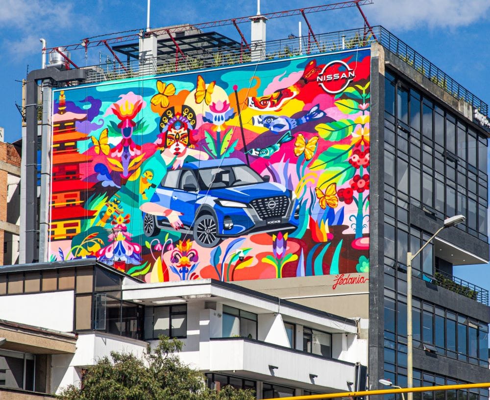 NISSAN KICKS: INSPIRACIÓN PARA EL ARTE URBANO COLOMBIANO V12MAGAZINE Nissan Kicks es protagonista de un gigantesco mural artístico e interactivo ubicado en uno de los sectores más vibrantes de la capital colombiana. V12MAGAZINE