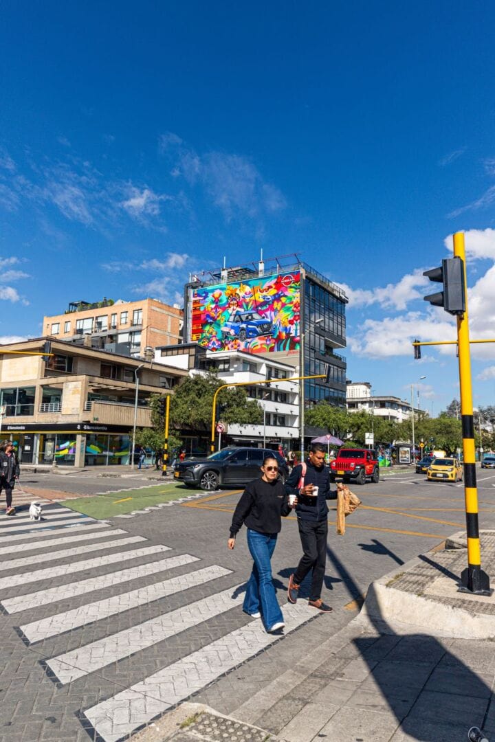 NISSAN KICKS: INSPIRACIÓN PARA EL ARTE URBANO COLOMBIANO V12MAGAZINE Nissan Kicks es protagonista de un gigantesco mural artístico e interactivo ubicado en uno de los sectores más vibrantes de la capital colombiana. V12MAGAZINE