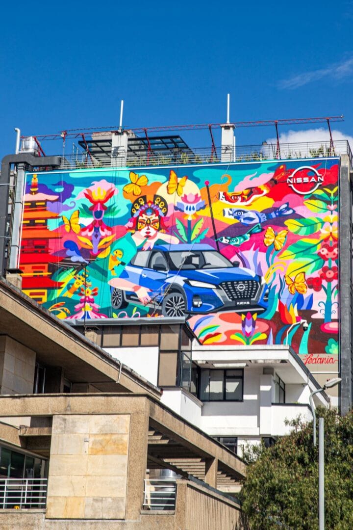 NISSAN KICKS: INSPIRACIÓN PARA EL ARTE URBANO COLOMBIANO V12MAGAZINE Nissan Kicks es protagonista de un gigantesco mural artístico e interactivo ubicado en uno de los sectores más vibrantes de la capital colombiana. V12MAGAZINE