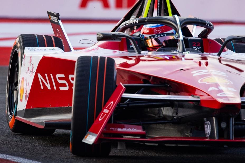 NISSAN FÓRMULA E SUMA SÓLIDOS PUNTOS EN UN VICTORIOSO FIN DE SEMANA EN MISANO V12MAGAZINE Oliver Rowland, piloto del equipo Nissan Fórmula E realizó una excelente actuación, mostrando un gran ritmo y conciencia en todo momento, saliendo quinto en la carrera del sábado en el Misano World Circuit Marco Simoncelli, al cruzar la meta en segundo lugar, Rowland se convirtió en el ganador oficial de la carrera tras la descalificación de otro piloto. V12MAGAZINE