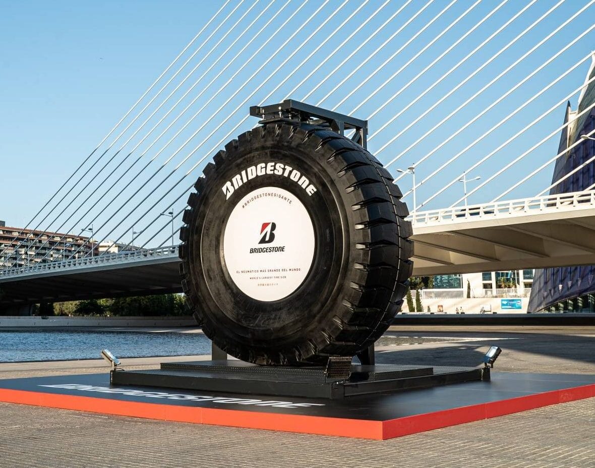 BRIDGESTONE REVOLUCIONA EL CAUCHO SINTÉTICO: RECIBE SUBSIDIO PARA LLANTAS MÁS SOSTENIBLES V12MAGAZINE Bridgestone continúa liderando la transición hacia un futuro sostenible. La compañía recibió un subsidio clave para desarrollar un método revolucionario de producción de caucho sintético a partir de etanol, reduciendo su huella ambiental. V12MAGAZINE