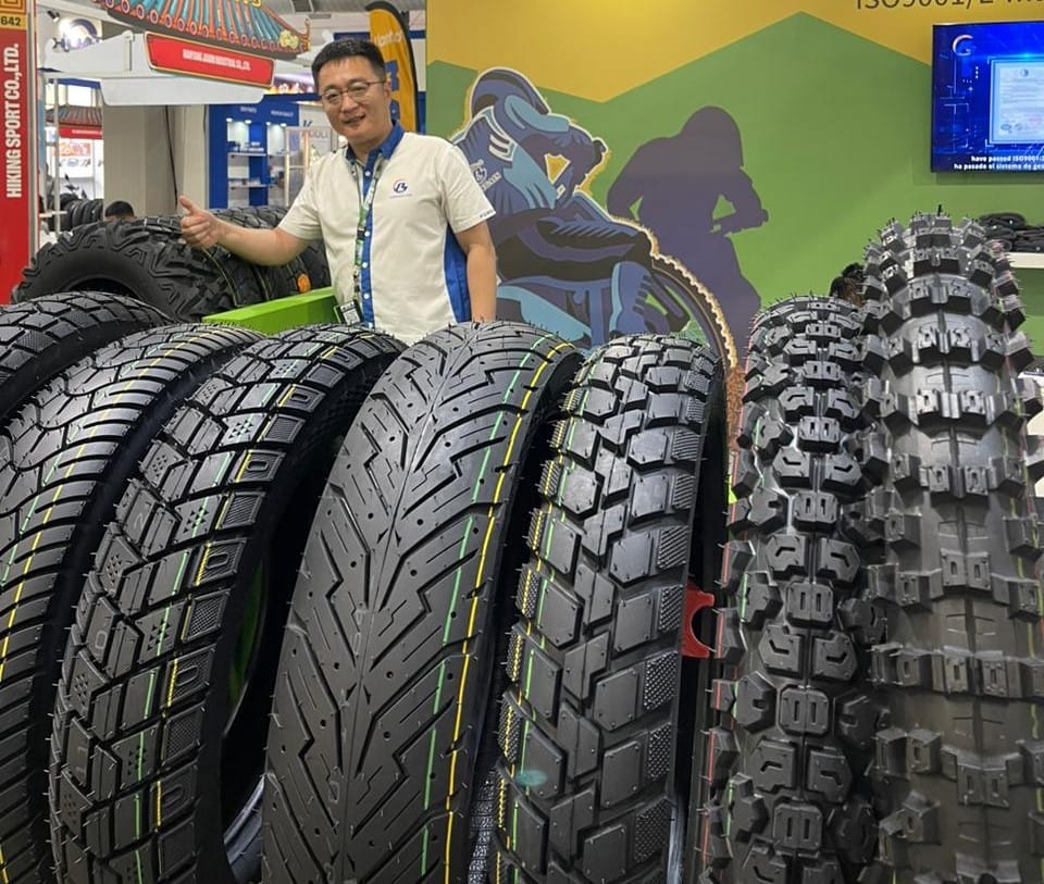 DESDE LA F2R, 80 EMPRESAS CHINAS MIRAN A COLOMBIA COMO SU MERCADO CLAVE EN LATINOAMÉRICA V12MAGAZINE Colombia se ha convertido en uno de los mercados predilectos de empresas chinas y 80 compañías se hacen presentes en la feria 2Ruedas con planes interesantes. V12MAGAZINE