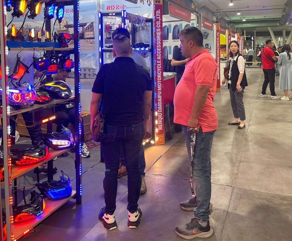 DESDE LA F2R, 80 EMPRESAS CHINAS MIRAN A COLOMBIA COMO SU MERCADO CLAVE EN LATINOAMÉRICA V12MAGAZINE Colombia se ha convertido en uno de los mercados predilectos de empresas chinas y 80 compañías se hacen presentes en la feria 2Ruedas con planes interesantes. V12MAGAZINE