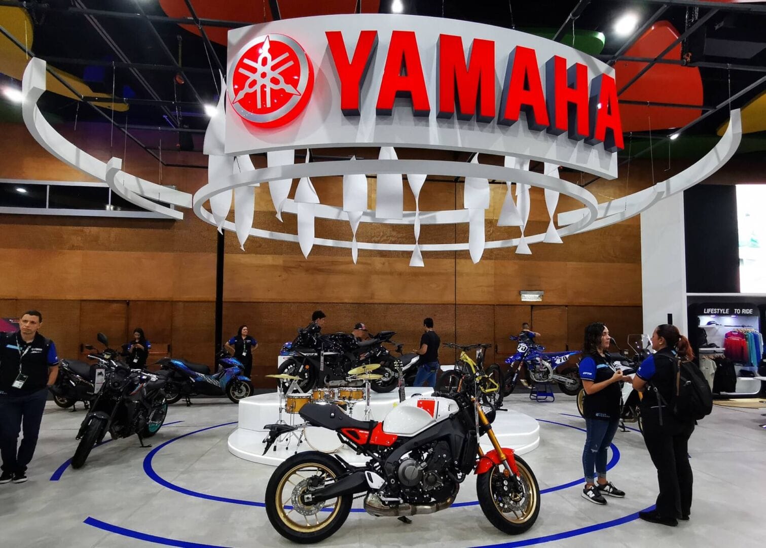 CON UNA EXPOSICIÓN DE 19 MOTOCICLETAS, YAMAHA SE ACERCA A LOS VISITANTES DE LA FERIA DE LAS 2 RUEDAS V12MAGAZINE Yamaha