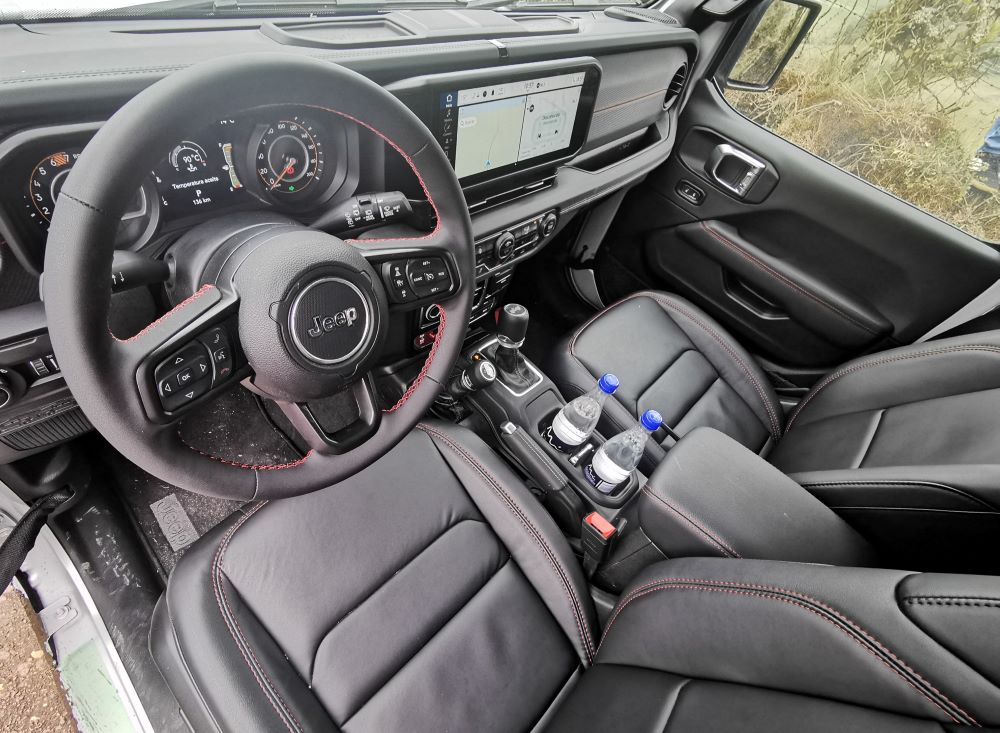El Jeep Wrangler turbo llega con un diseño renovado, nuevas tecnologías y una nueva motorización que multiplica sus capacidades todoterreno. V12MAGAZINE