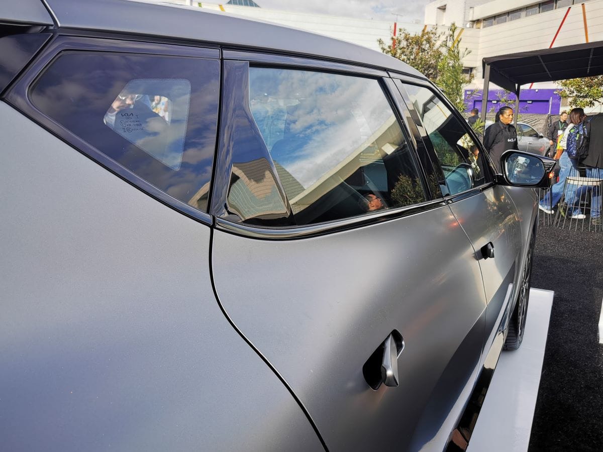 KIA EV6: LLEGA A COLOMBIA CON UN DISEÑO VANGUARDISTA, TECNOLOGÍA Y MOTORIZACIÓN ELÉCTRICA V12MAGAZINE Se hizo oficial la comercialización del Kia EV6, un eléctrico con un diseño espectacular y características de vanguardia en seguridad y autonomía. V12MAGAZINE