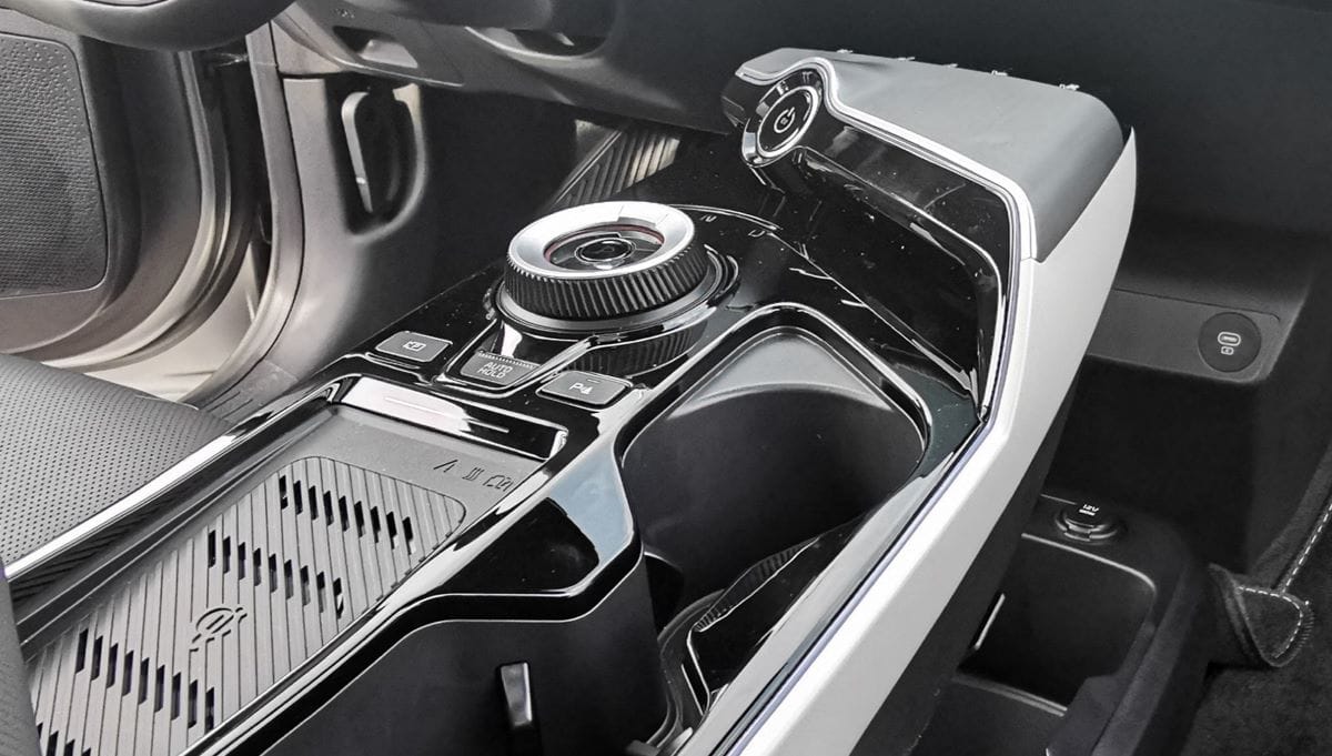 KIA EV6: LLEGA A COLOMBIA CON UN DISEÑO VANGUARDISTA, TECNOLOGÍA Y MOTORIZACIÓN ELÉCTRICA V12MAGAZINE Se hizo oficial la comercialización del Kia EV6, un eléctrico con un diseño espectacular y características de vanguardia en seguridad y autonomía. V12MAGAZINE