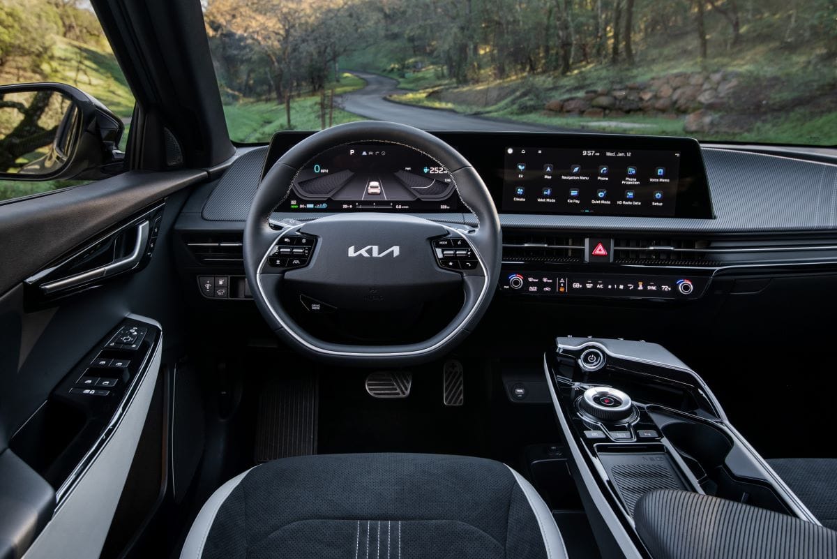 KIA EV6: LLEGA A COLOMBIA CON UN DISEÑO VANGUARDISTA, TECNOLOGÍA Y MOTORIZACIÓN ELÉCTRICA V12MAGAZINE Se hizo oficial la comercialización del Kia EV6, un eléctrico con un diseño espectacular y características de vanguardia en seguridad y autonomía. V12MAGAZINE