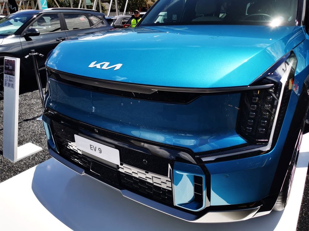 KIA LAND LLEGA A BOGOTÁ CON UN PORTAFOLIO LLENO DE BENEFICIOS Y DIVERSIÓN PARA LA FAMILIA V12MAGAZINE En el marco del Kia Land se presentarán dos nuevos modelos que engrosan la oferta de la marca en Colombia y muchas ofertas para los visitantes. V12MAGAZINE