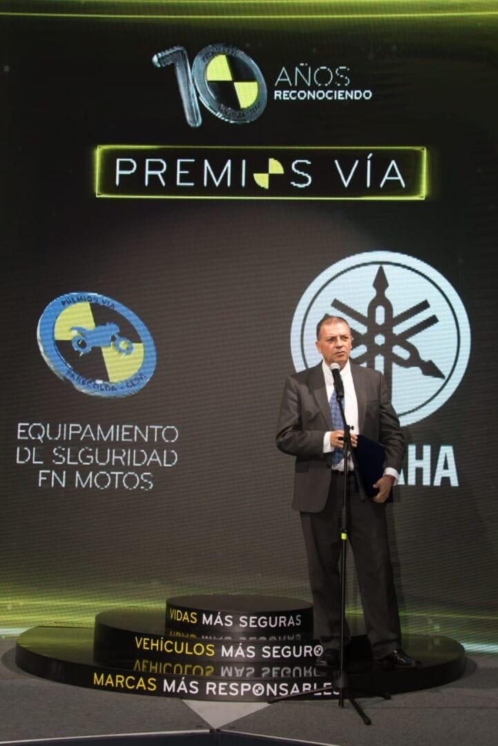 CON UNA EXPOSICIÓN DE 19 MOTOCICLETAS, YAMAHA SE ACERCA A LOS VISITANTES DE LA FERIA DE LAS 2 RUEDAS V12MAGAZINE Yamaha demuestra en la F2R porque recibió el premio a las motocicletas con mejor equipamiento en seguridad. Además, su línea de ropa. V12MAGAZINE