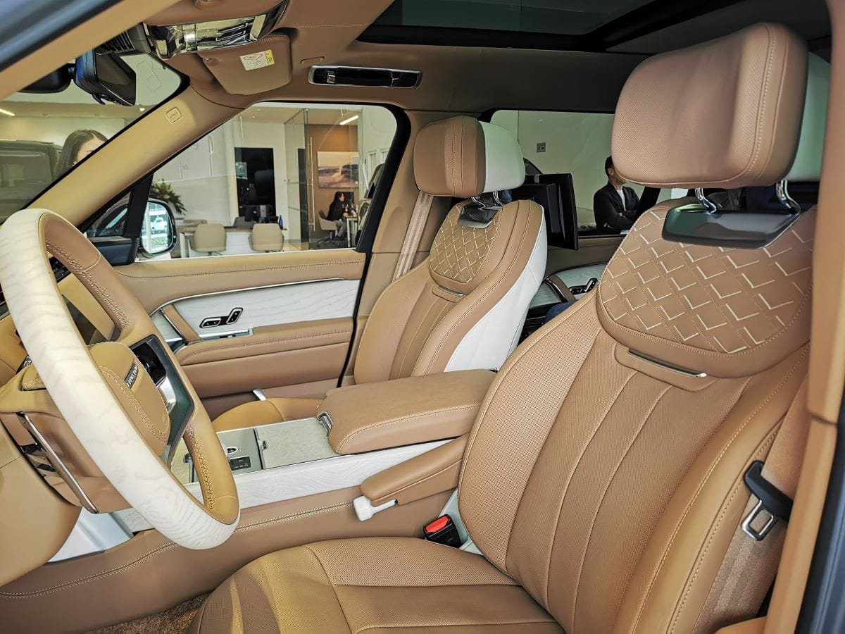 RANGE ROVER SV: EL ÍCONO DEL LUJO Y LA INNOVACIÓN YA SE VENDE EN COLOMBIA V12MAGAZINE Range Rover SV ofrece mayores niveles de personalización, con una estimación de más de 1,6 millones de configuraciones diferentes disponibles para pedidos. V12MAGAZINE