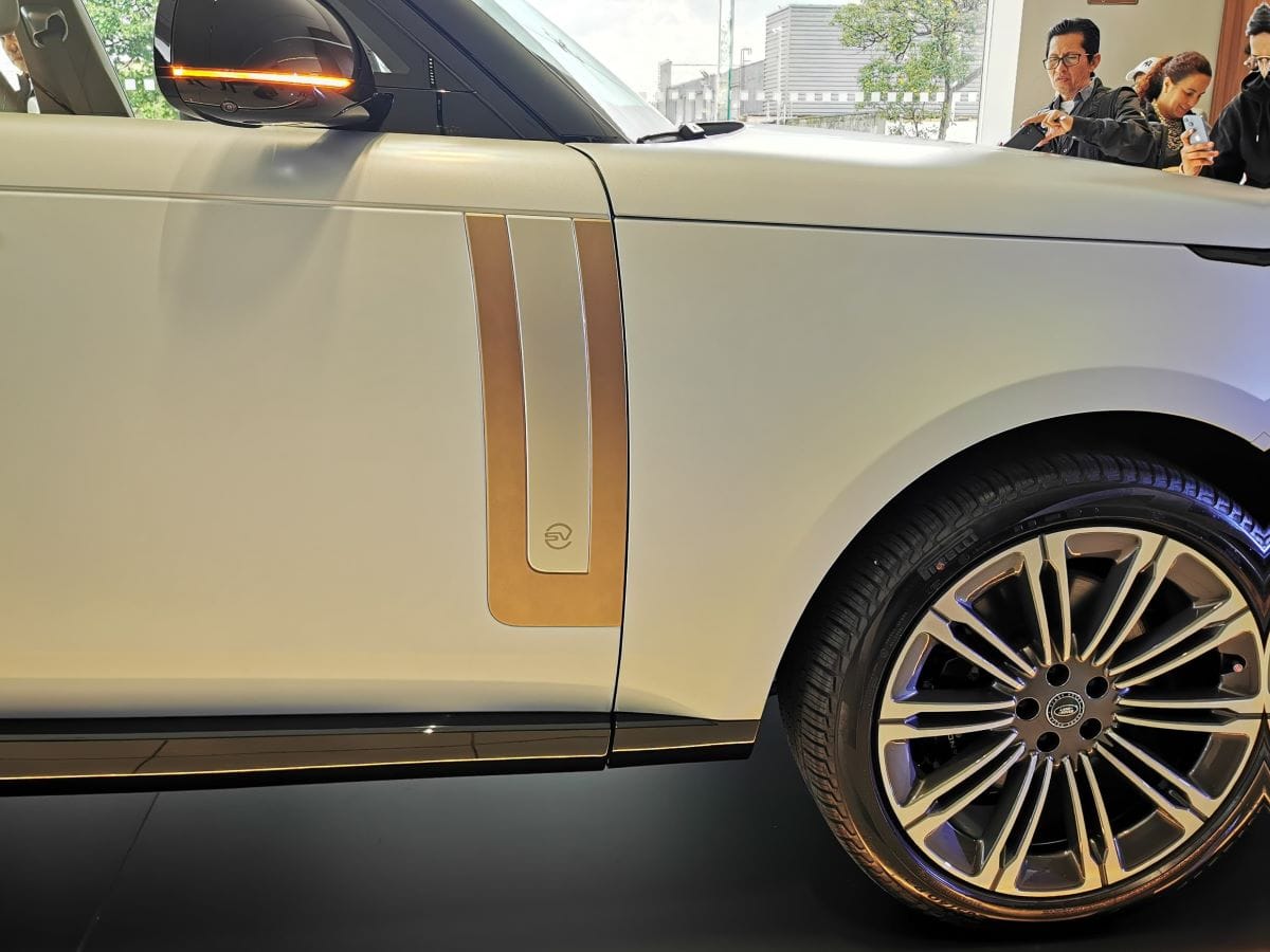 RANGE ROVER SV: EL ÍCONO DEL LUJO Y LA INNOVACIÓN YA SE VENDE EN COLOMBIA V12MAGAZINE Range Rover SV ofrece mayores niveles de personalización, con una estimación de más de 1,6 millones de configuraciones diferentes disponibles para pedidos. V12MAGAZINE
