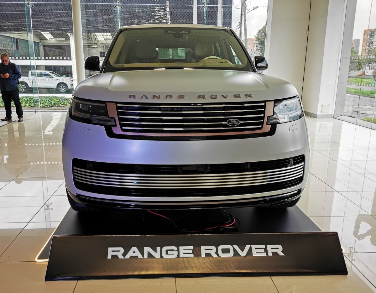 RANGE ROVER SV: EL ÍCONO DEL LUJO Y LA INNOVACIÓN YA SE VENDE EN COLOMBIA V12MAGAZINE Range Rover SV ofrece mayores niveles de personalización, con una estimación de más de 1,6 millones de configuraciones diferentes disponibles para pedidos. V12MAGAZINE