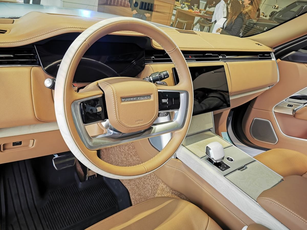 RANGE ROVER SV: EL ÍCONO DEL LUJO Y LA INNOVACIÓN YA SE VENDE EN COLOMBIA V12MAGAZINE Range Rover SV ofrece mayores niveles de personalización, con una estimación de más de 1,6 millones de configuraciones diferentes disponibles para pedidos. V12MAGAZINE