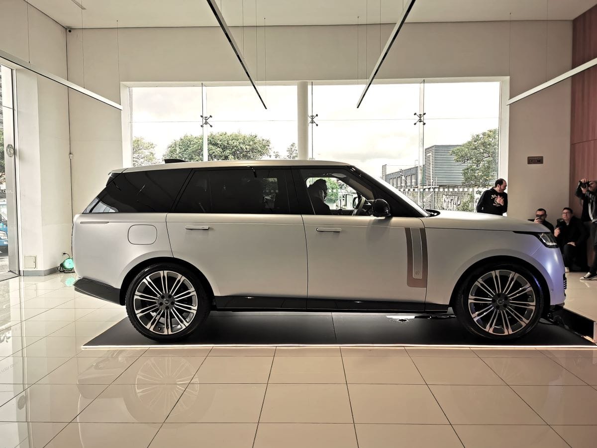 RANGE ROVER SV: EL ÍCONO DEL LUJO Y LA INNOVACIÓN YA SE VENDE EN COLOMBIA V12MAGAZINE Range Rover SV ofrece mayores niveles de personalización, con una estimación de más de 1,6 millones de configuraciones diferentes disponibles para pedidos. V12MAGAZINE