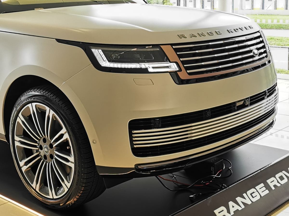 RANGE ROVER SV: EL ÍCONO DEL LUJO Y LA INNOVACIÓN YA SE VENDE EN COLOMBIA V12MAGAZINE Range Rover SV ofrece mayores niveles de personalización, con una estimación de más de 1,6 millones de configuraciones diferentes disponibles para pedidos. V12MAGAZINE