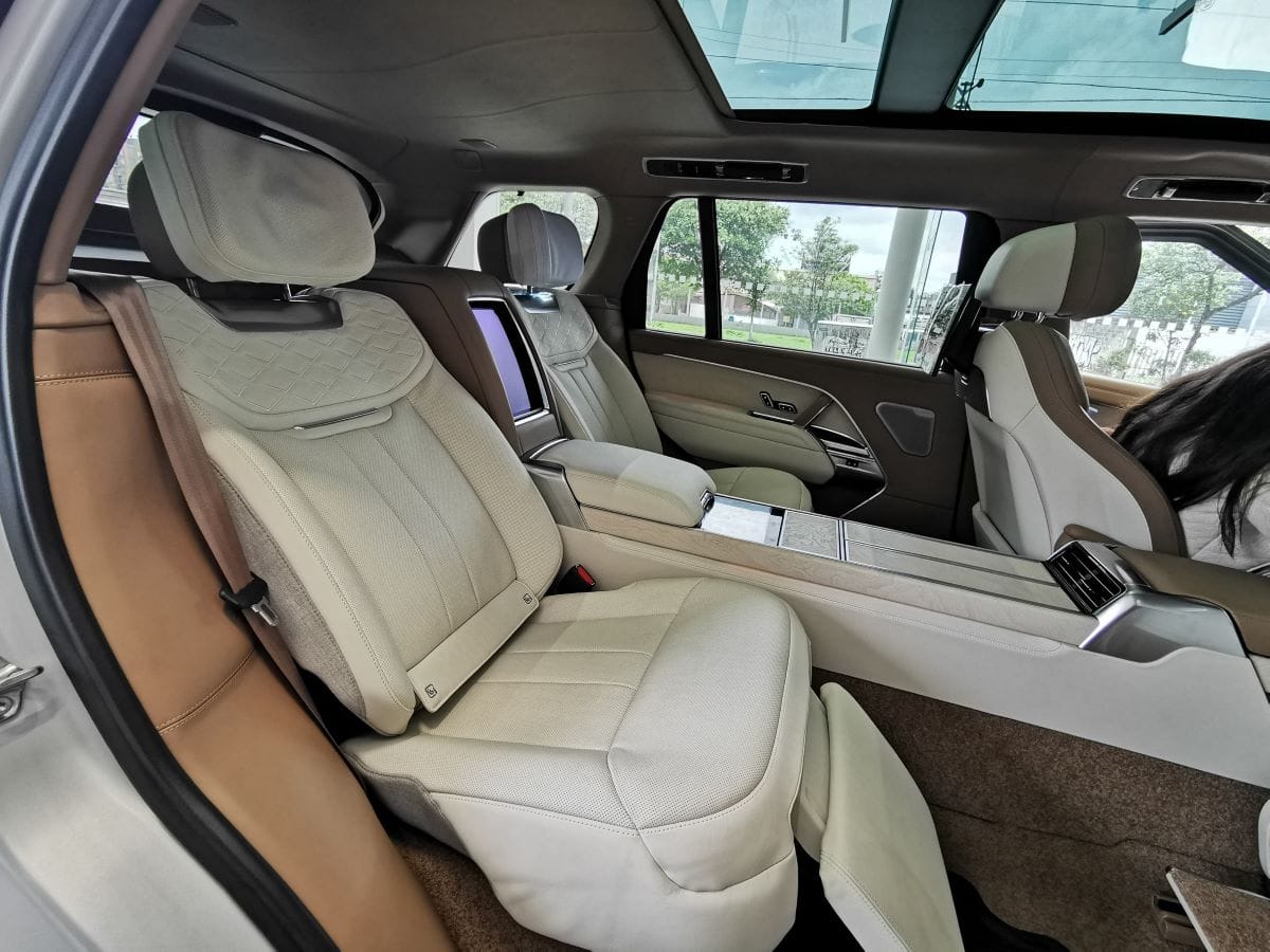 RANGE ROVER SV: EL ÍCONO DEL LUJO Y LA INNOVACIÓN YA SE VENDE EN COLOMBIA V12MAGAZINE Range Rover SV ofrece mayores niveles de personalización, con una estimación de más de 1,6 millones de configuraciones diferentes disponibles para pedidos. V12MAGAZINE