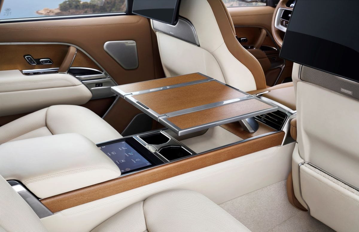 RANGE ROVER SV: EL ÍCONO DEL LUJO Y LA INNOVACIÓN YA SE VENDE EN COLOMBIA V12MAGAZINE Range Rover SV ofrece mayores niveles de personalización, con una estimación de más de 1,6 millones de configuraciones diferentes disponibles para pedidos. V12MAGAZINE