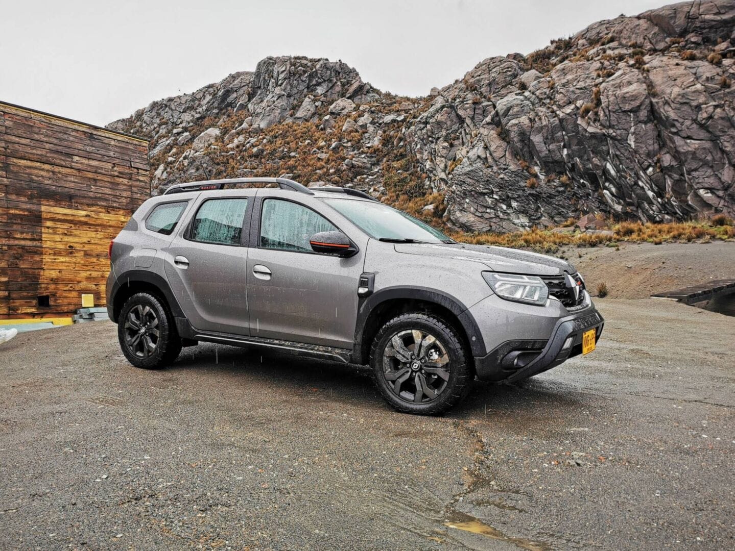 ¡TRAVESÍA EXTREMA! AL VOLANTE DE UNA RENAULT DUSTER ICONIC, EXPLORAMOS SUS CUALIDADES Y DESCUBRIMOS A COLOMBIA V12MAGAZINE En un recorrido que desafió los terrenos escarpados de Antioquia, Caldas, Armenia y Risaralda, probamos la última adición a la familia, la Renault Duster Iconic. V12MAGAZINE