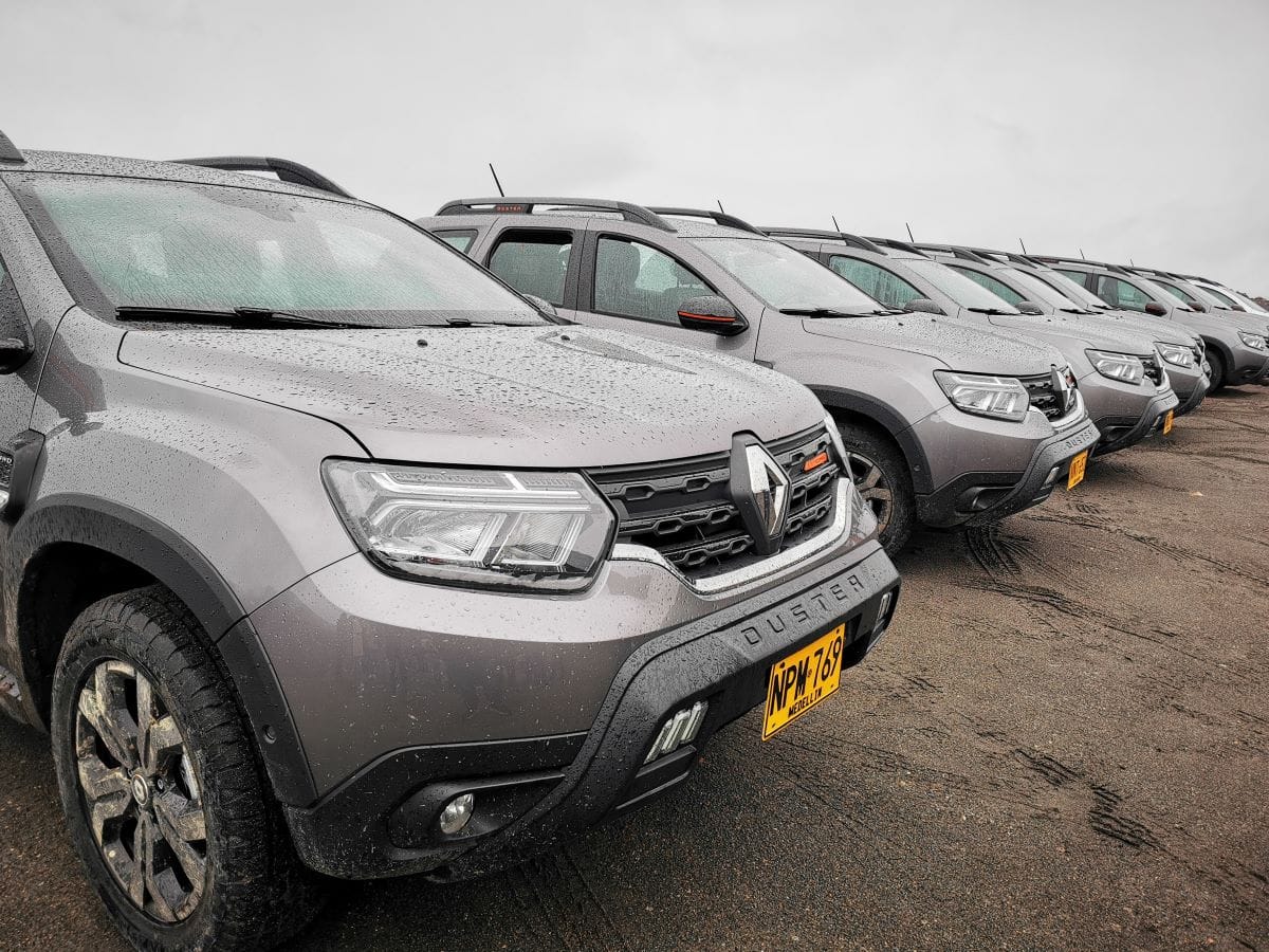 ¡TRAVESÍA EXTREMA! AL VOLANTE DE UNA RENAULT DUSTER ICONIC, EXPLORAMOS SUS CUALIDADES Y DESCUBRIMOS A COLOMBIA V12MAGAZINE En un recorrido que desafió los terrenos escarpados de Antioquia, Caldas, Armenia y Risaralda, probamos la última adición a la familia, la Renault Duster Iconic. V12MAGAZINE